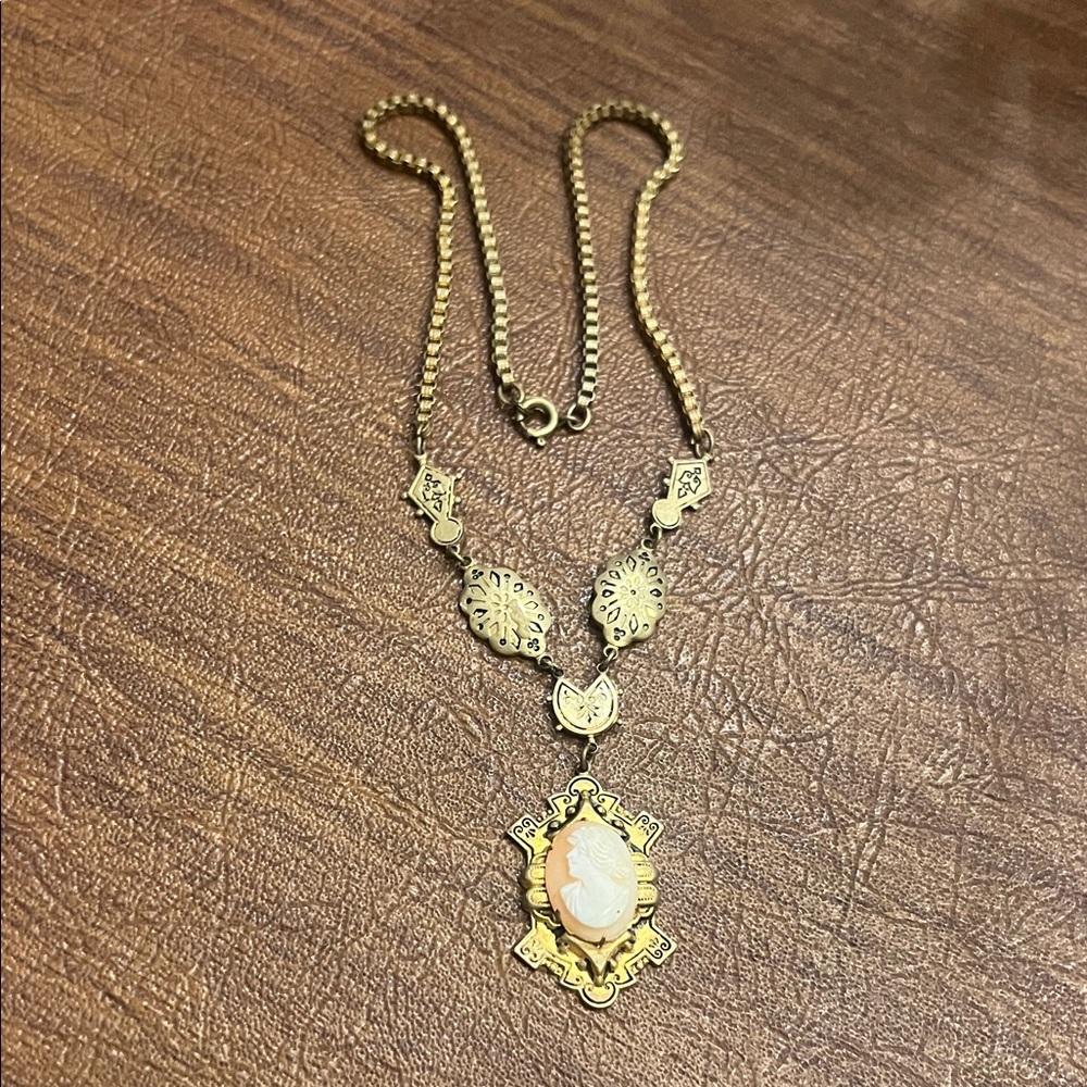 Vintage Elegant Gold Cameo Necklace